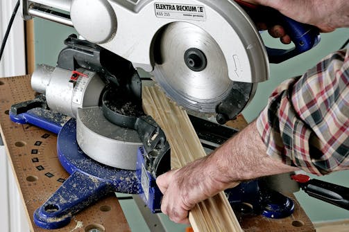 Peitelistojen sahaaminen Oven peitelistan sahaaminen